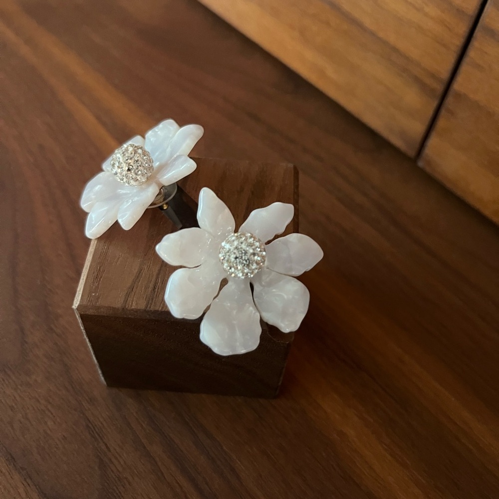 Lele Sadoughi Mother of Pearl Wallflower Button Earrings - Picture 2 of 6